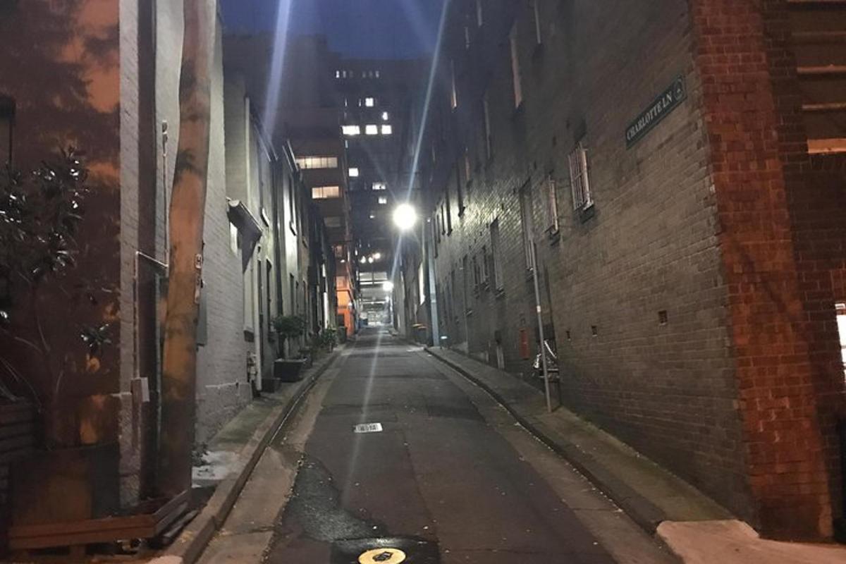 jalan kosong pada waktu malam dengan bangunan bata