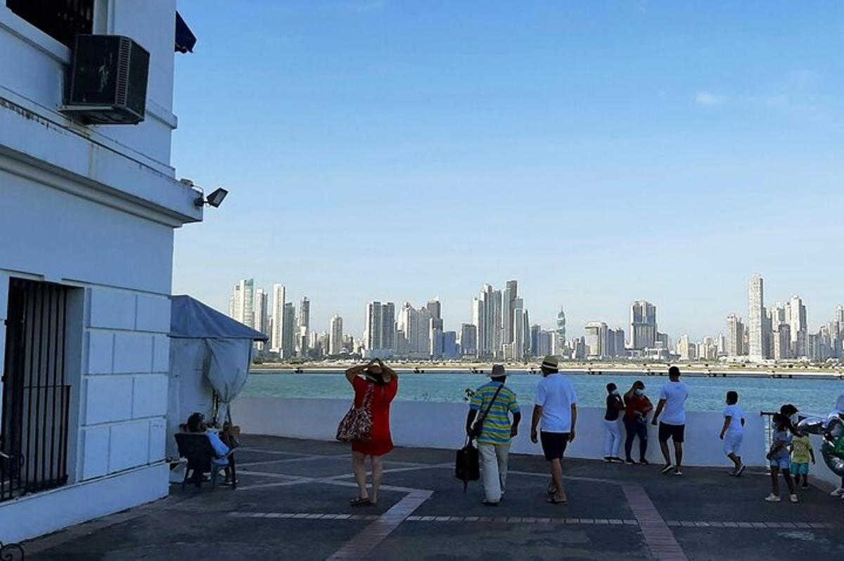 un grup de persones caminant per un edifici amb una ciutat
