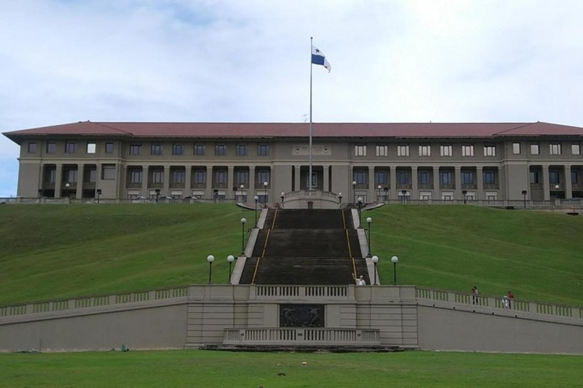un gran edifici amb una bandera a sobre