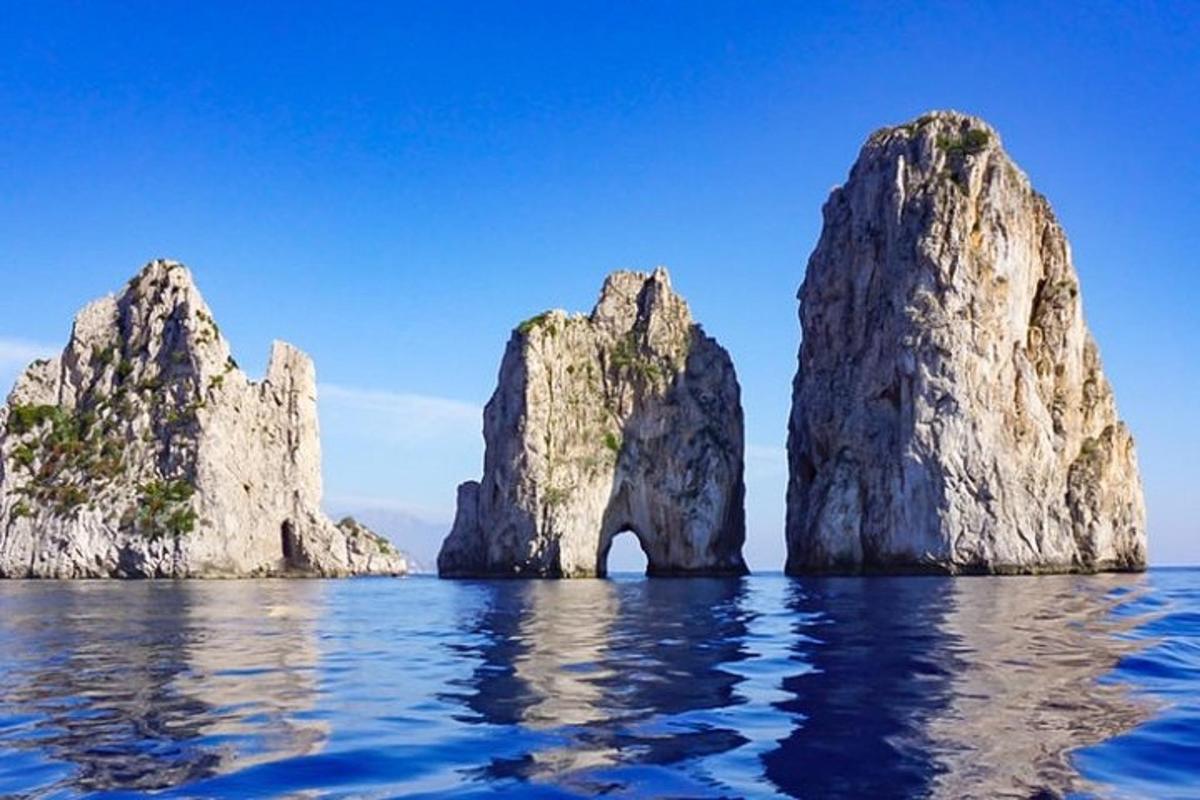 una vista di tre grandi rocce nell'acqua