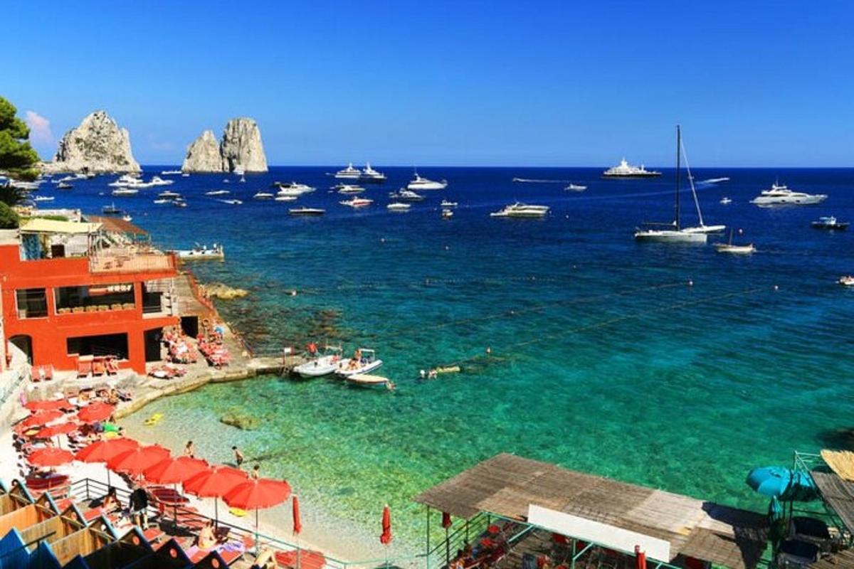 una spiaggia con un mucchio di barche in acqua