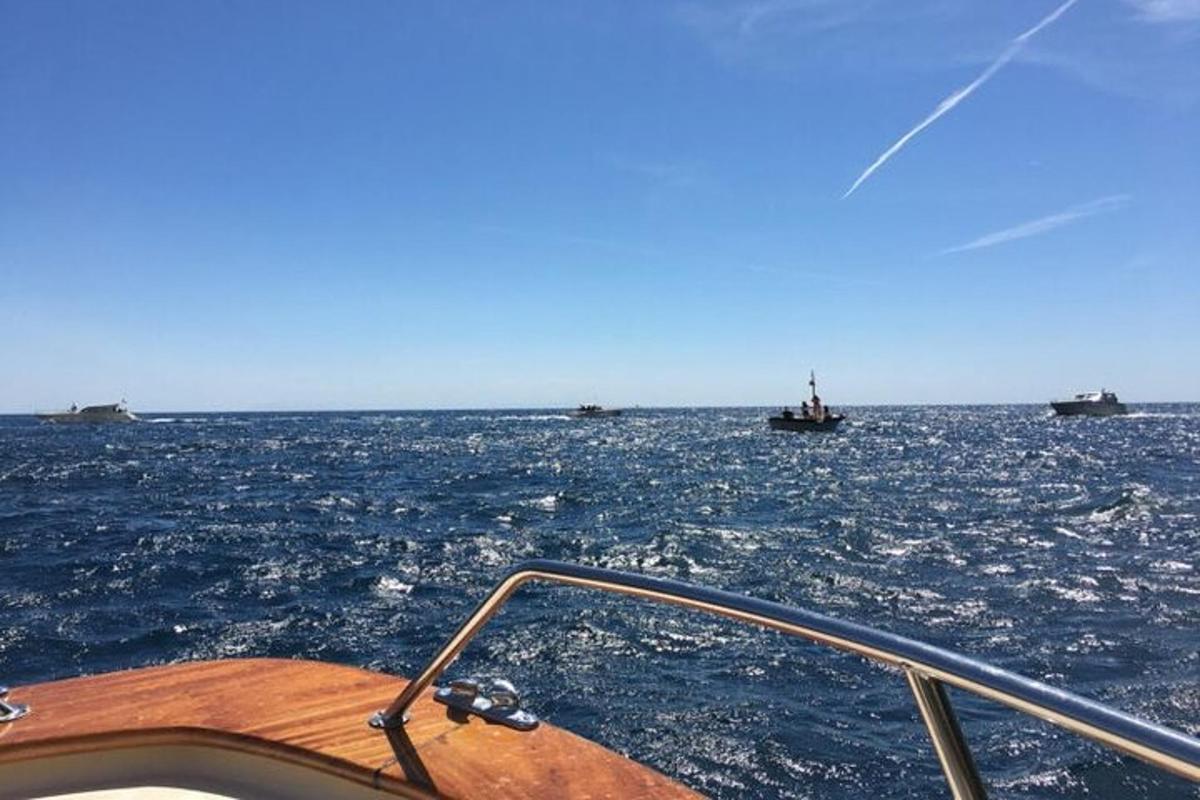 una barca in un grande specchio d'acqua con altre barche