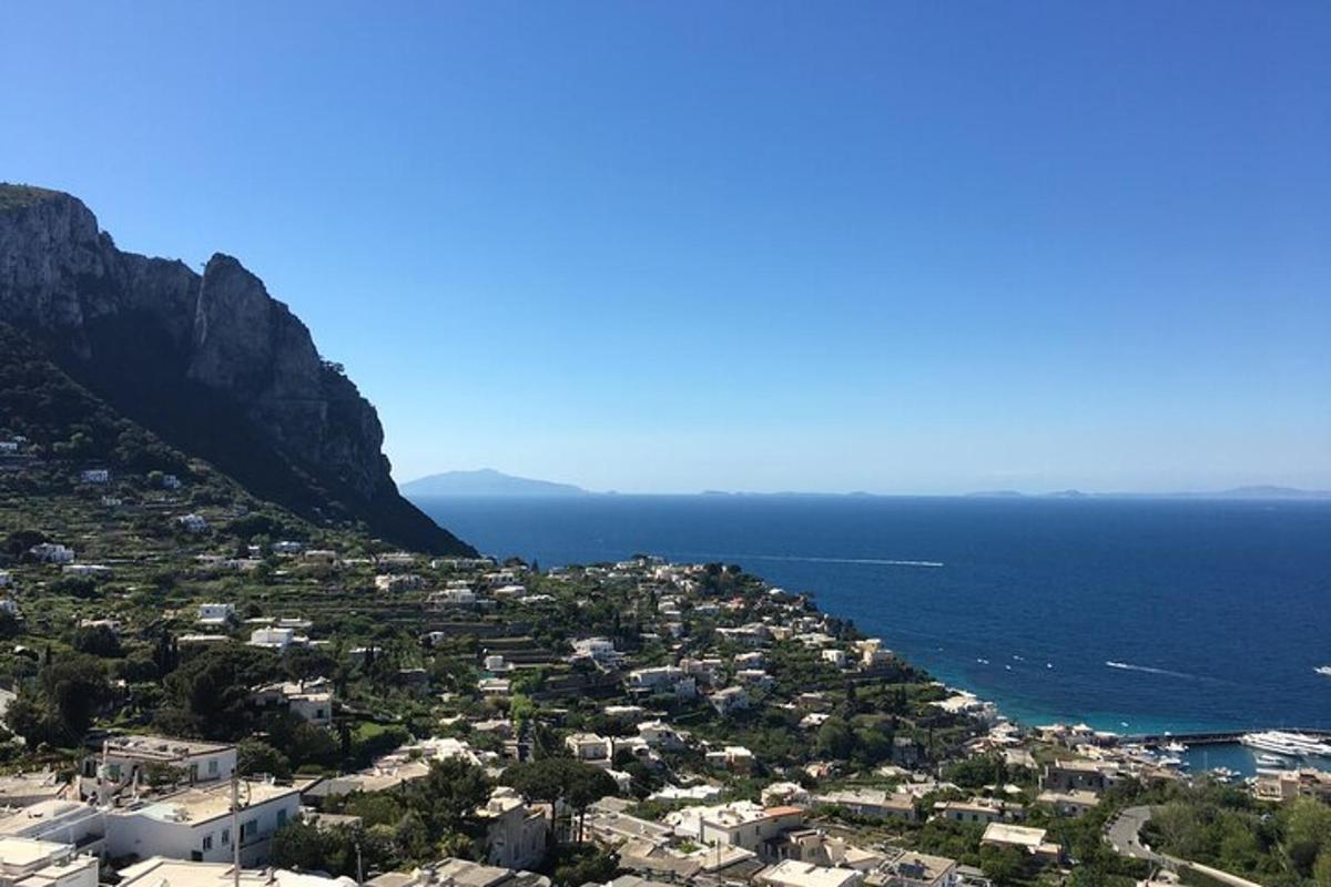 una città su una collina vicino all'oceano