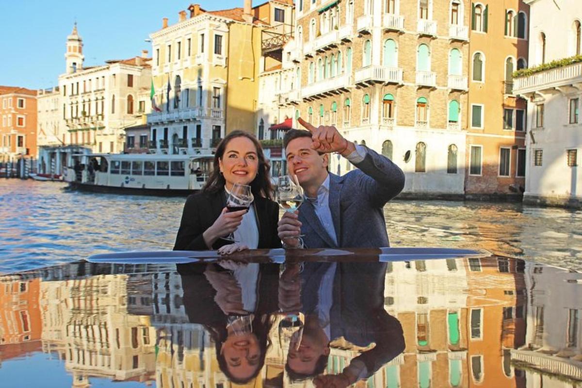 muž a žena stojící před vodní hladinou