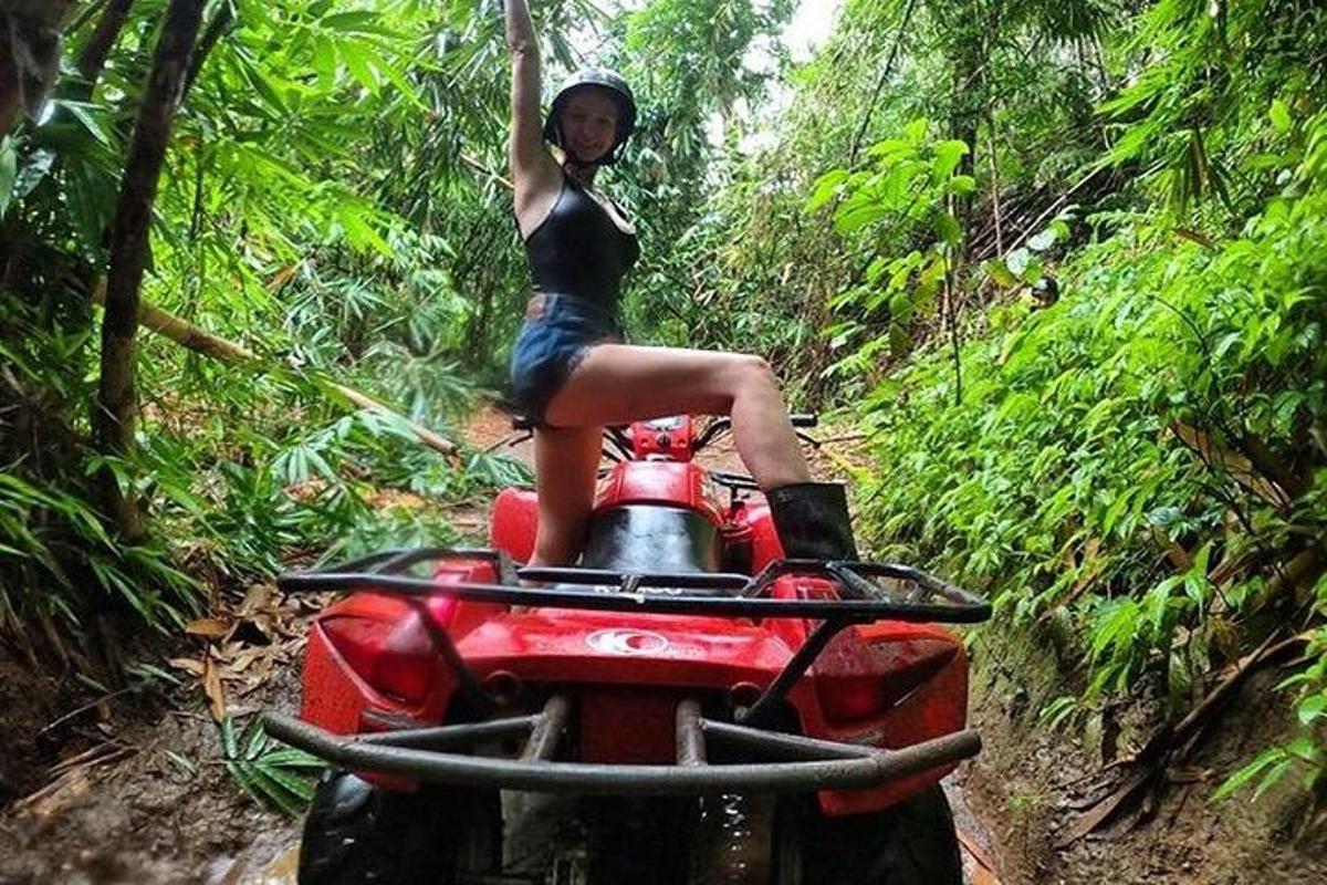 seorang wanita mengendarai sepeda motor di hutan