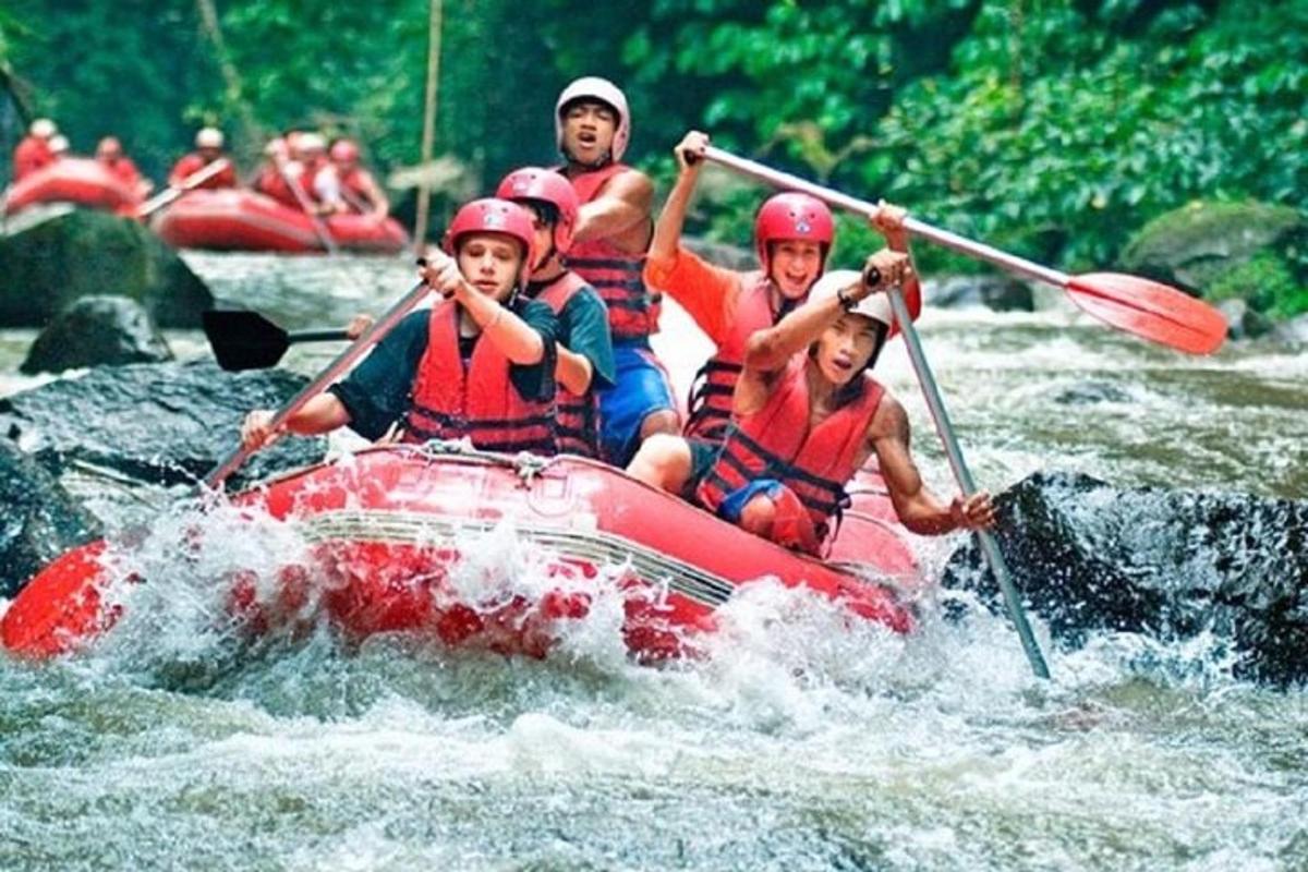 một nhóm người trên bè trên sông