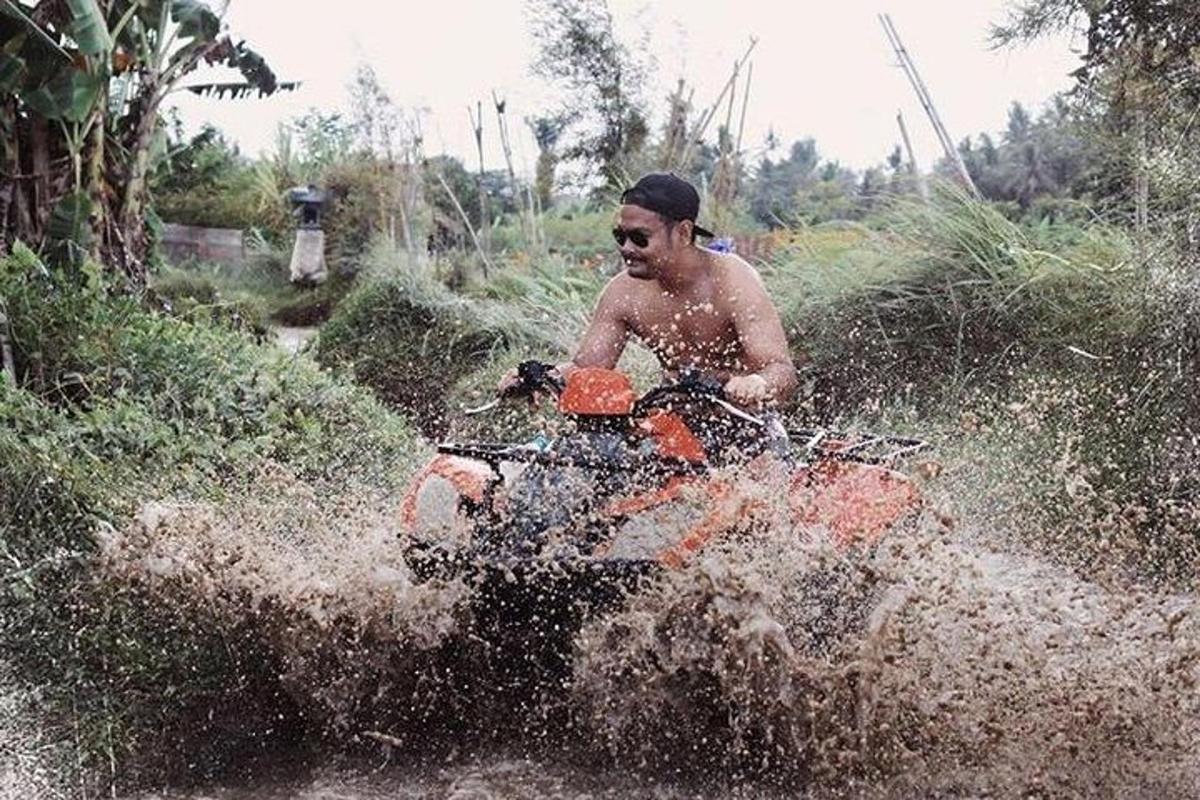 seorang pria mengendarai sepeda motor trail melewati air