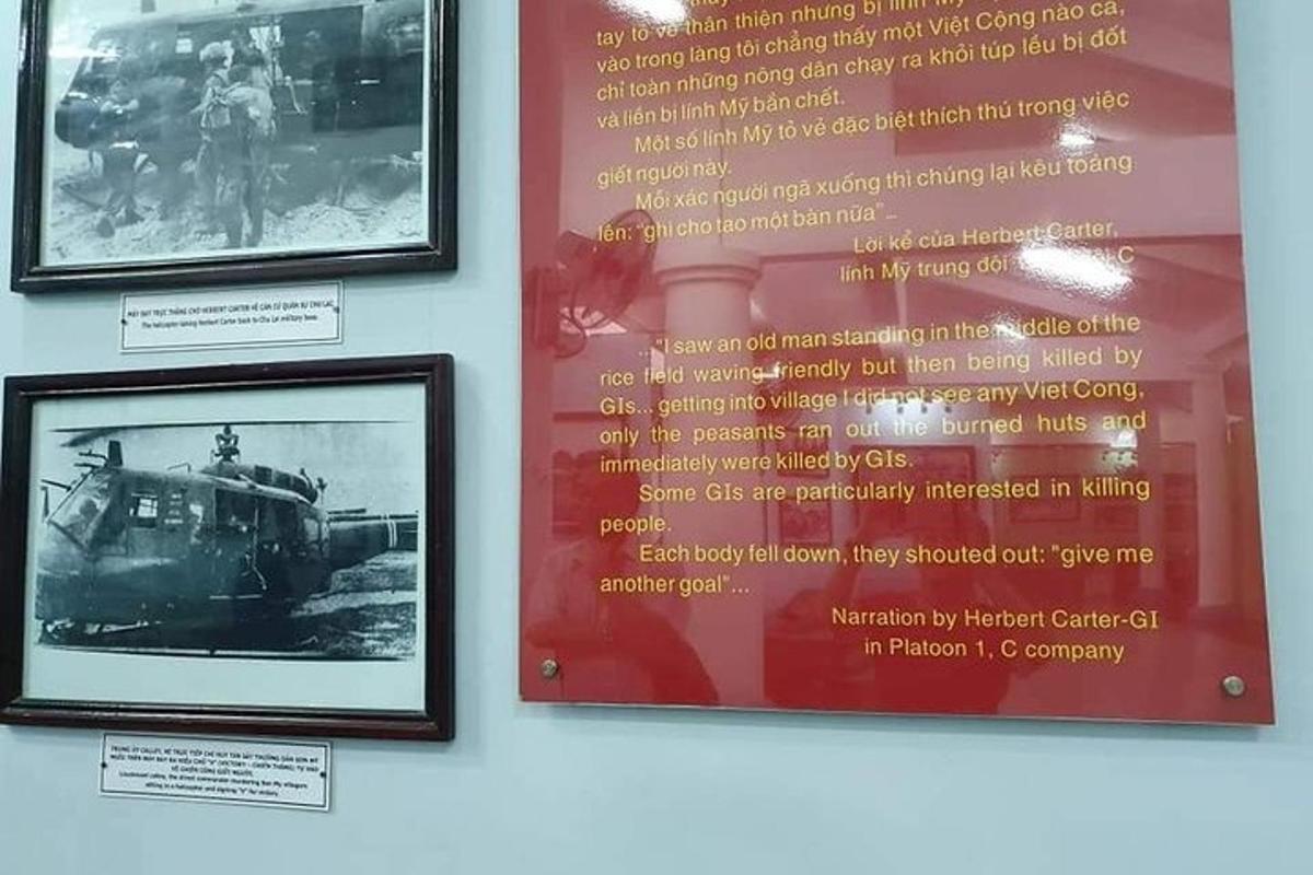 una mostra con immagini di un treno su una parete