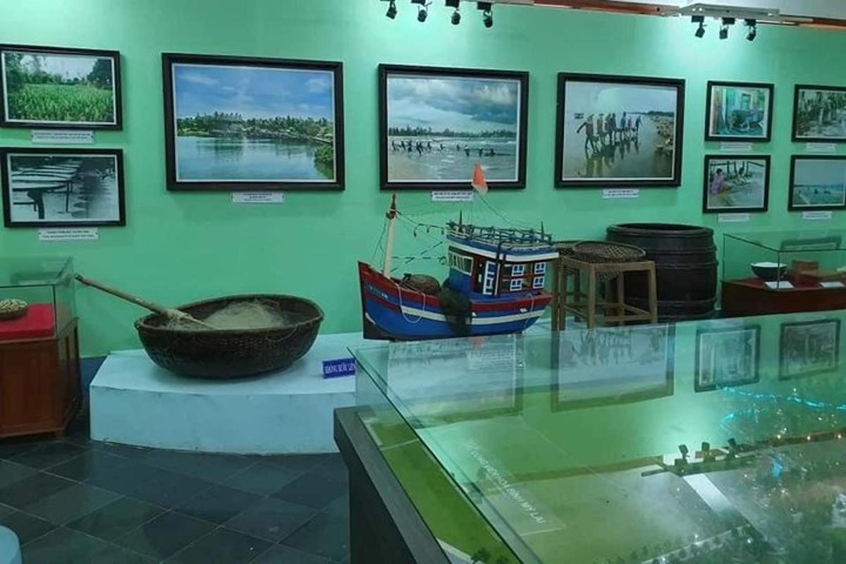 un museo con una barca in una teca
