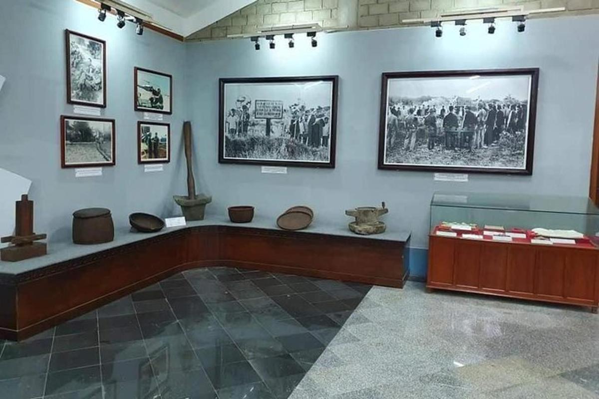 una stanza con una grande stanza con una grande stanza con fotografie sul muro