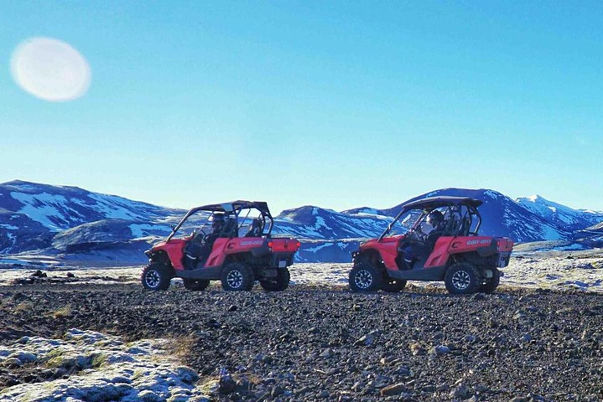 Tveir fjórhjólar lagðir ofan á snæviþöktu fjalli