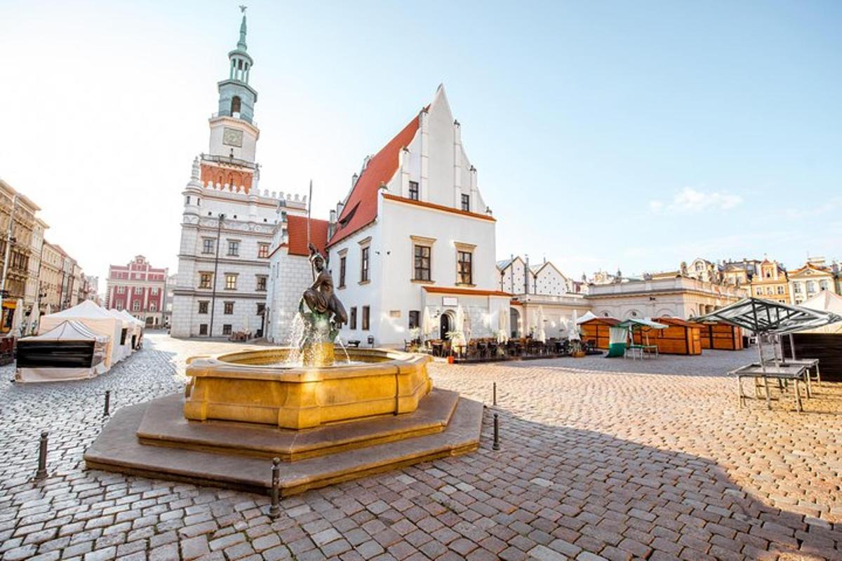fontána uprostřed ulice s kostelem
