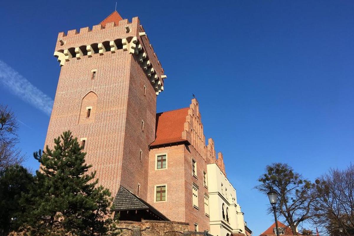 vysoká cihlová budova s věží na vrcholu
