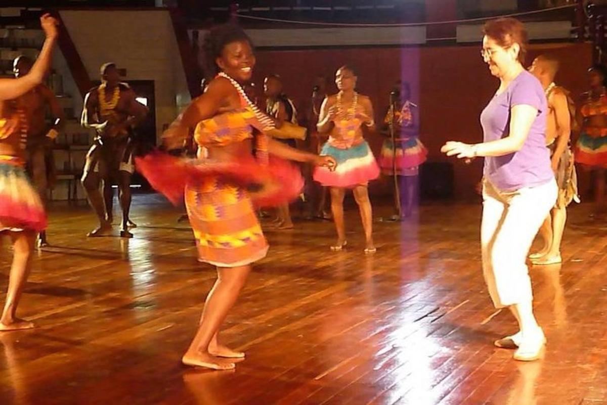 un grup de oameni care dansează pe un ring de dans