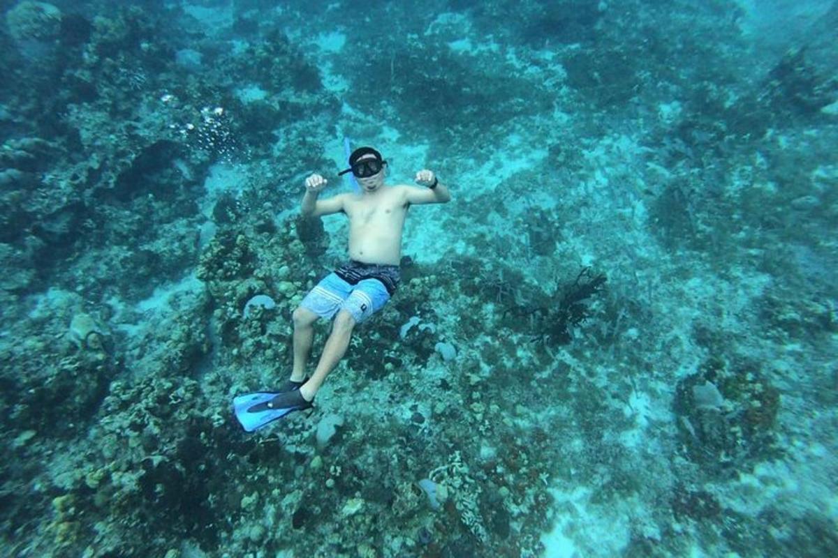 muž plave v oceánu