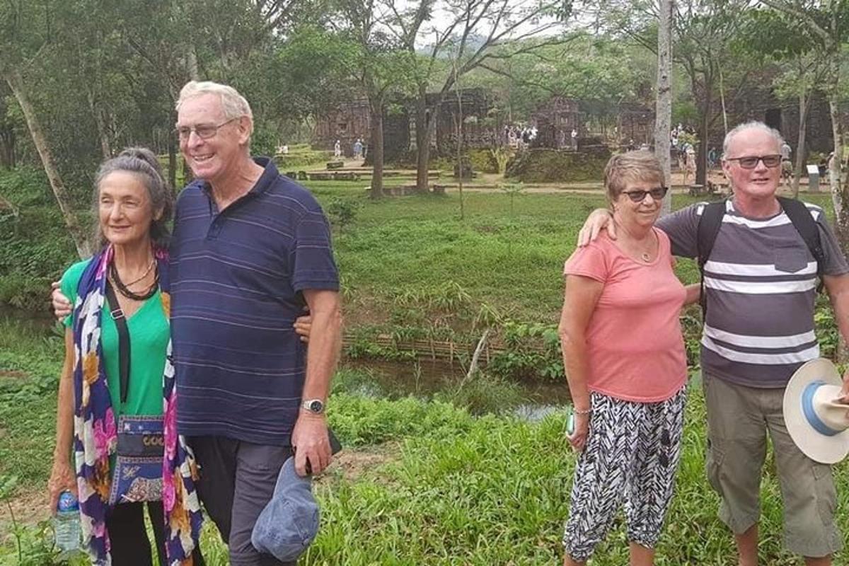 eine Gruppe von Menschen, die in einem Park für ein Foto posieren