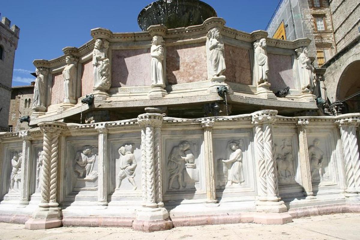 ένα κτίριο με αγάλματα στο πλάι του