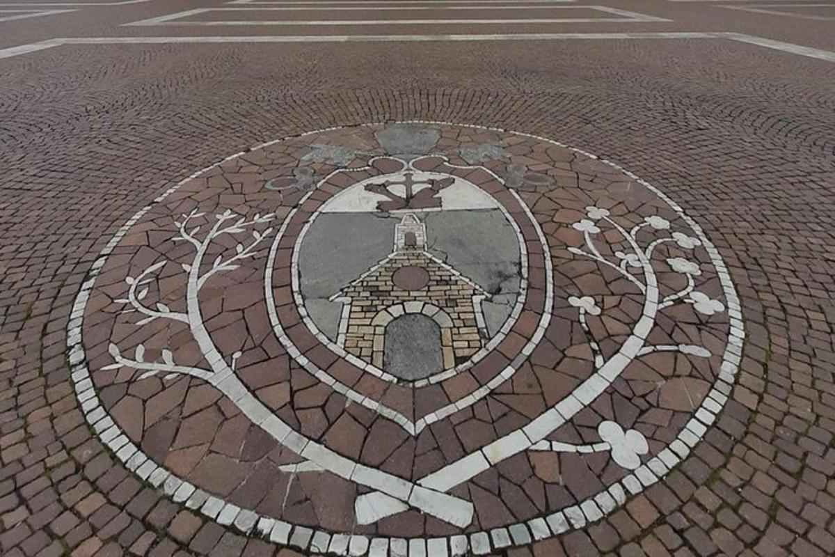 un terra de mosaic amb un edifici al centre