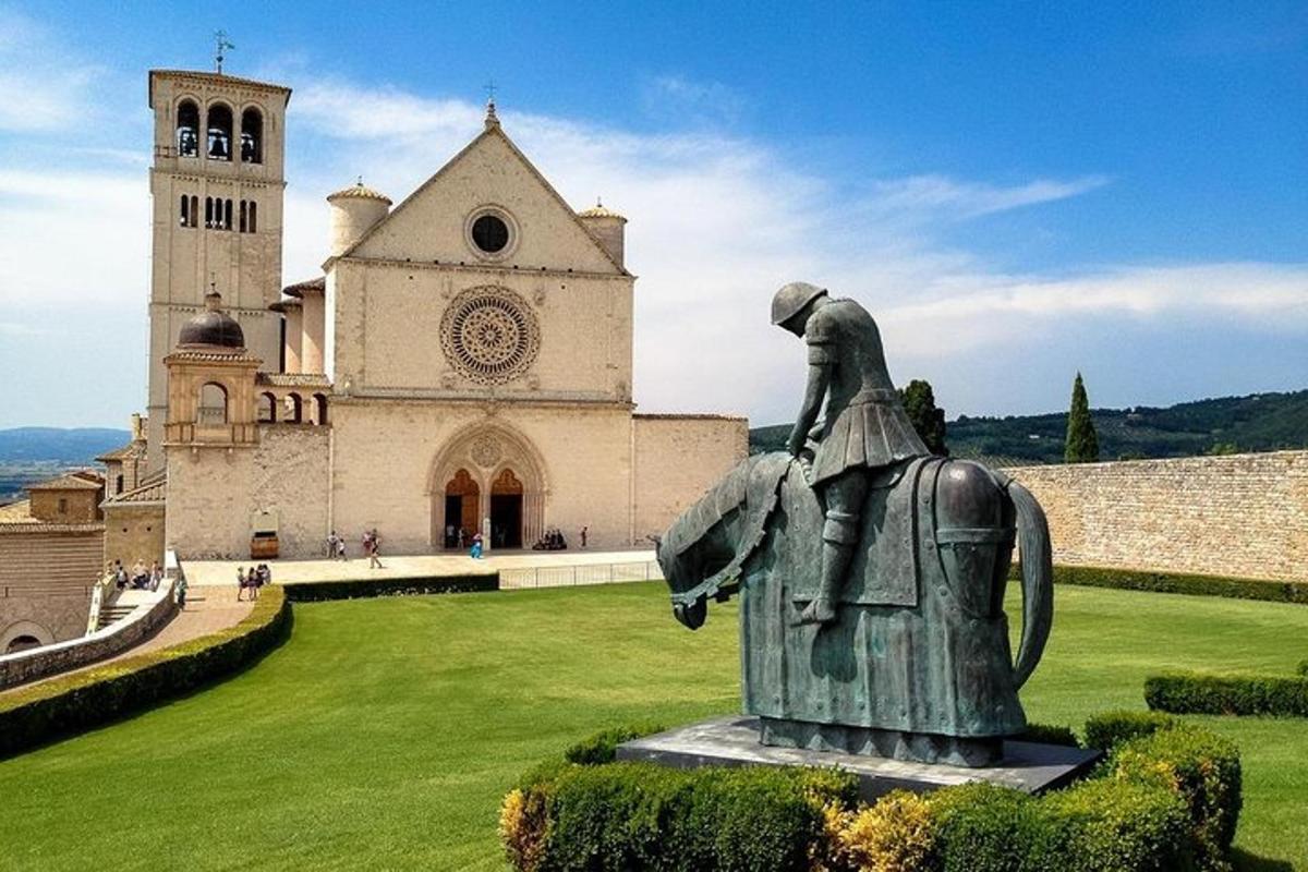 une statue devant un bâtiment avec une église