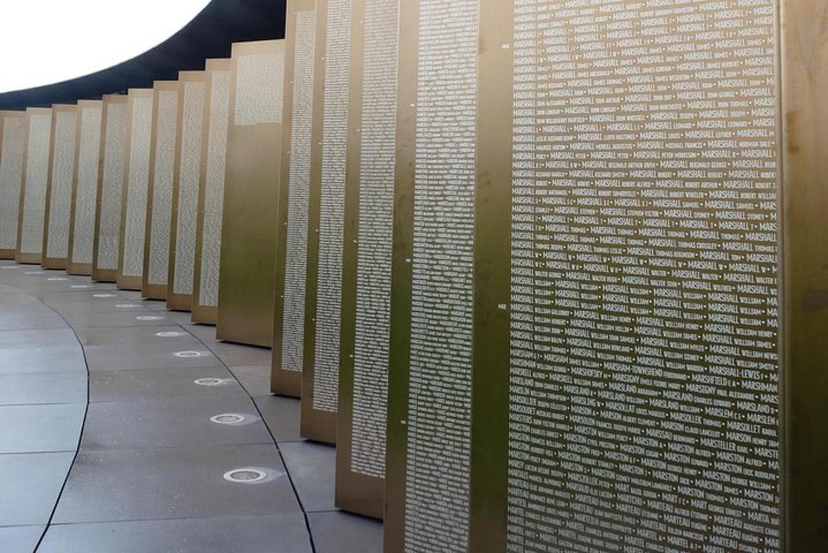 chodba s řadou stánků v budově