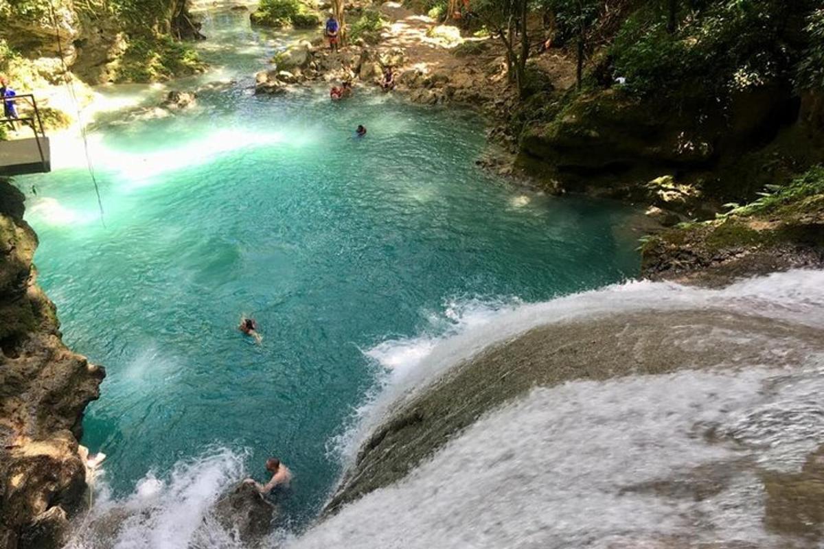 un grup de oameni care înoată într-o piscină dintr-un râu