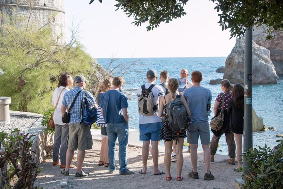 un grup de persones dretes mirant l'aigua