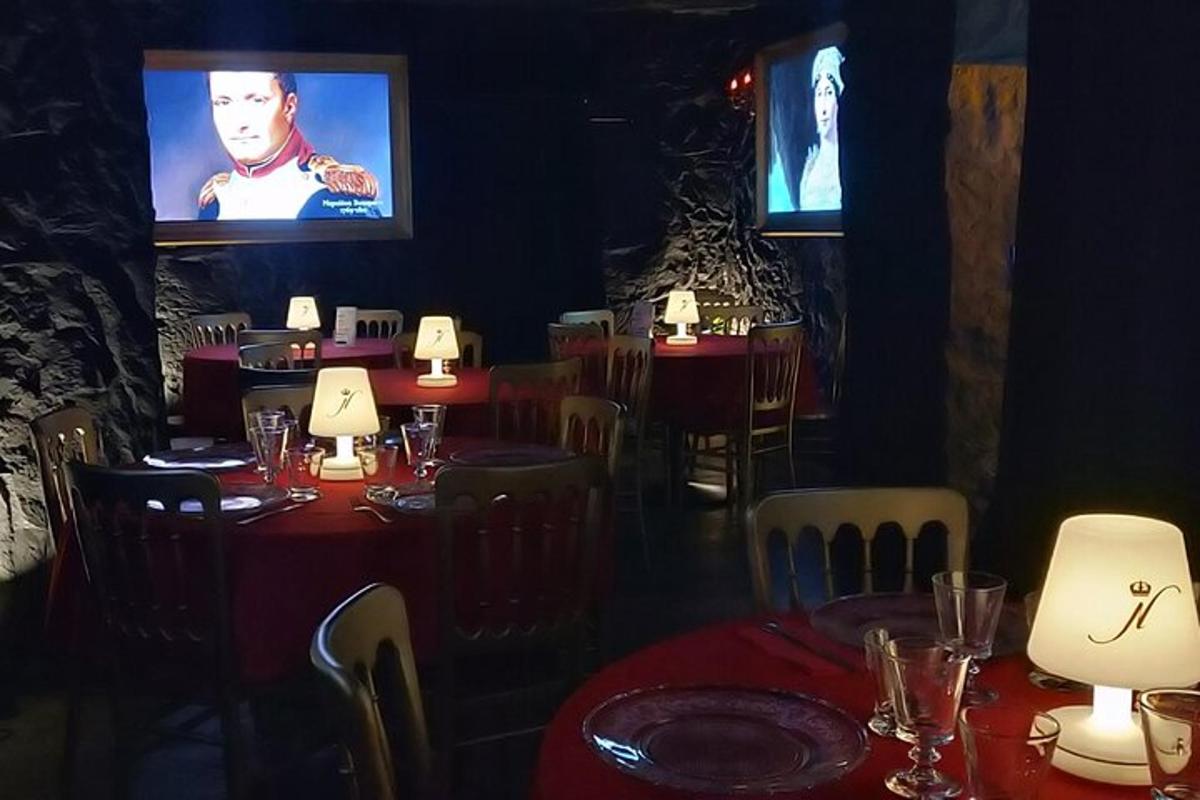 uma sala de jantar com mesas e cadeiras e uma TV