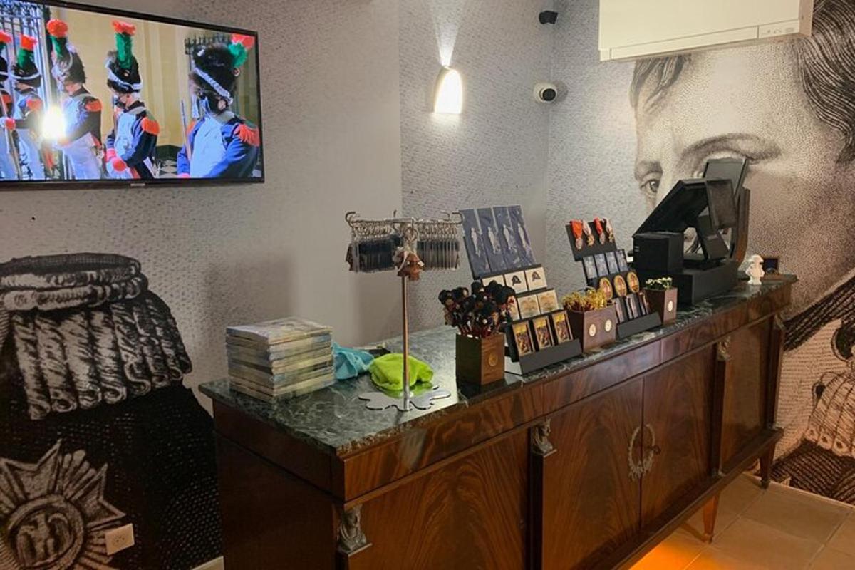 egy szoba egy komóddal és egy falra akasztott tévével