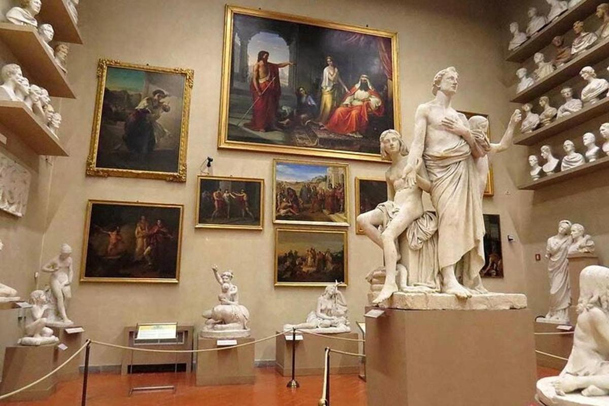 muuseum, mille seinal on kuju ja maalid