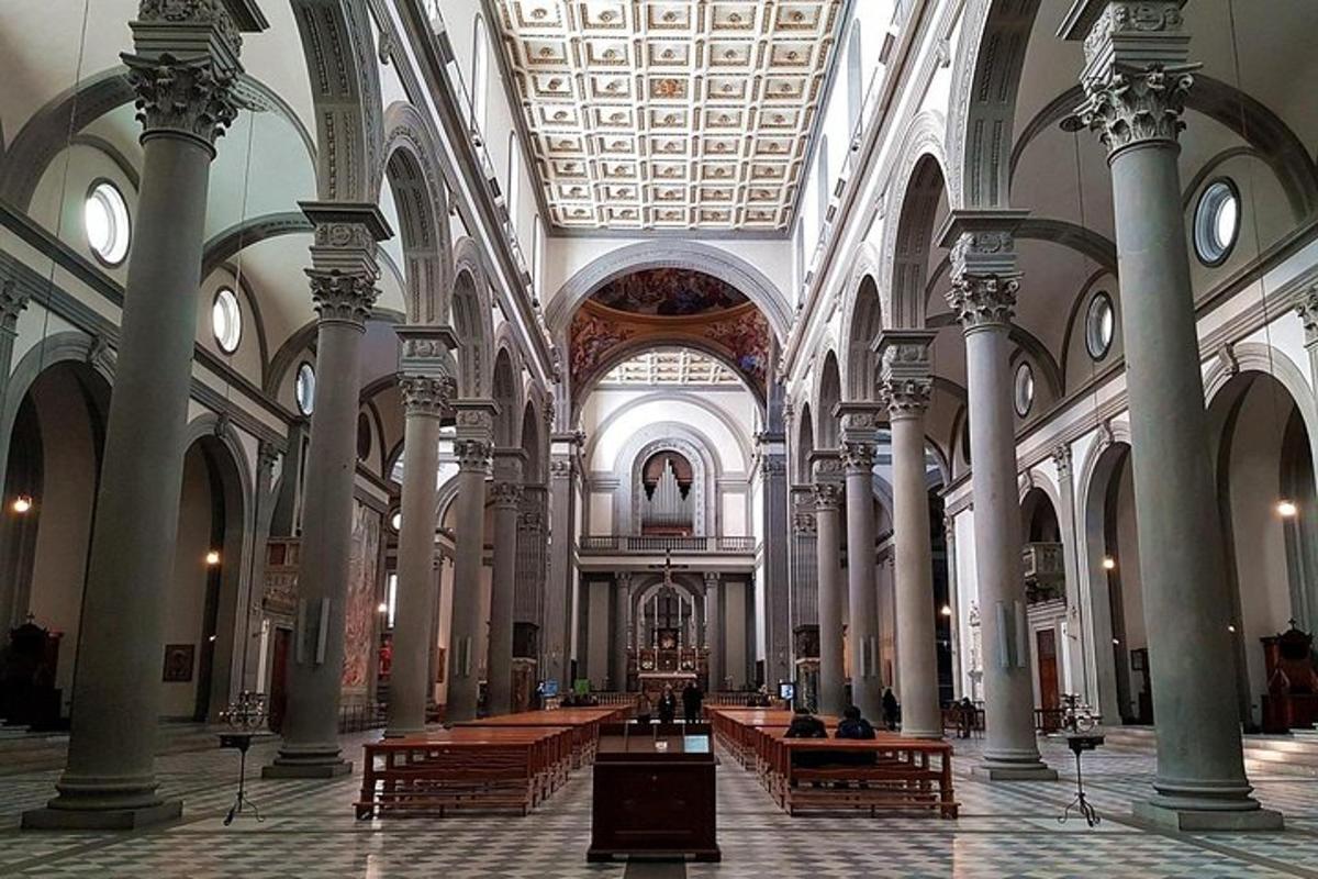 una gran sala amb taules i columnes en una església