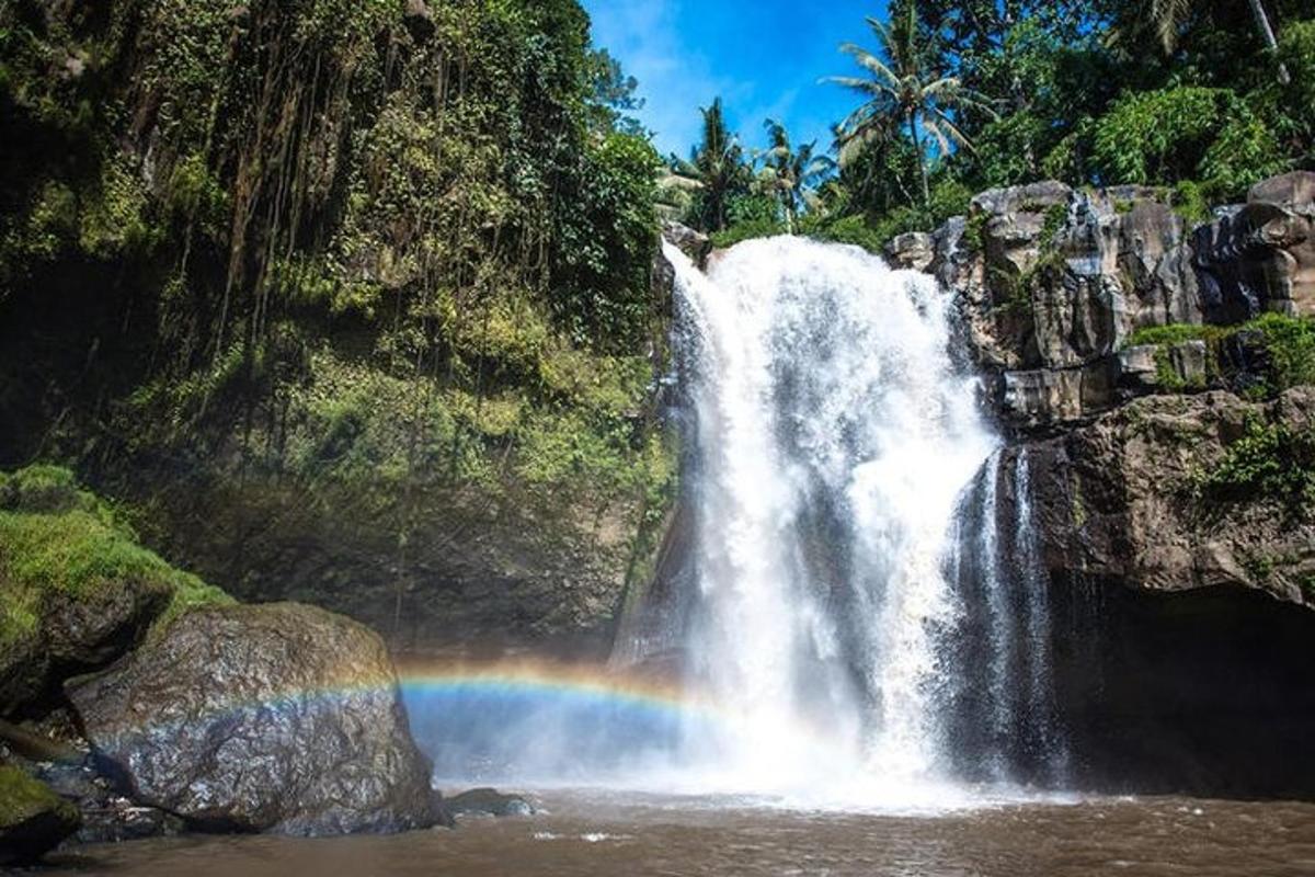 regnbogi fyrir framan foss