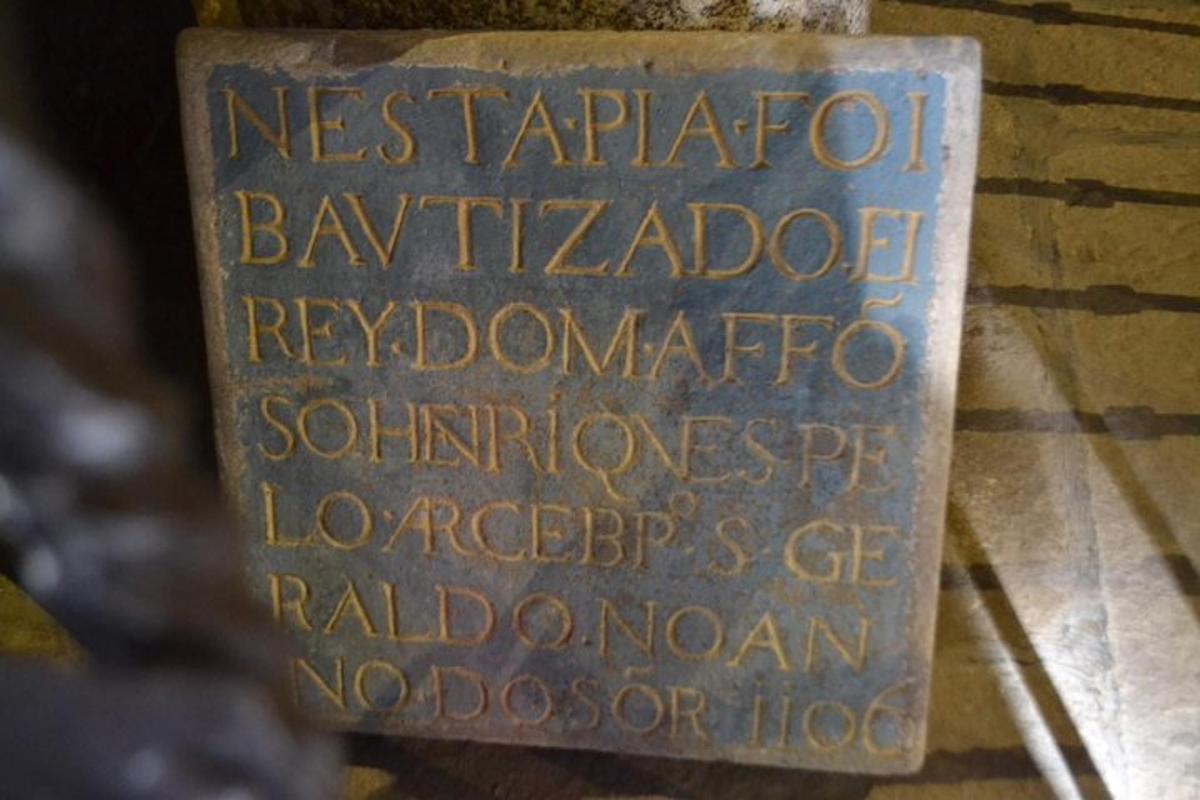 uma placa de metal na lateral de um prédio