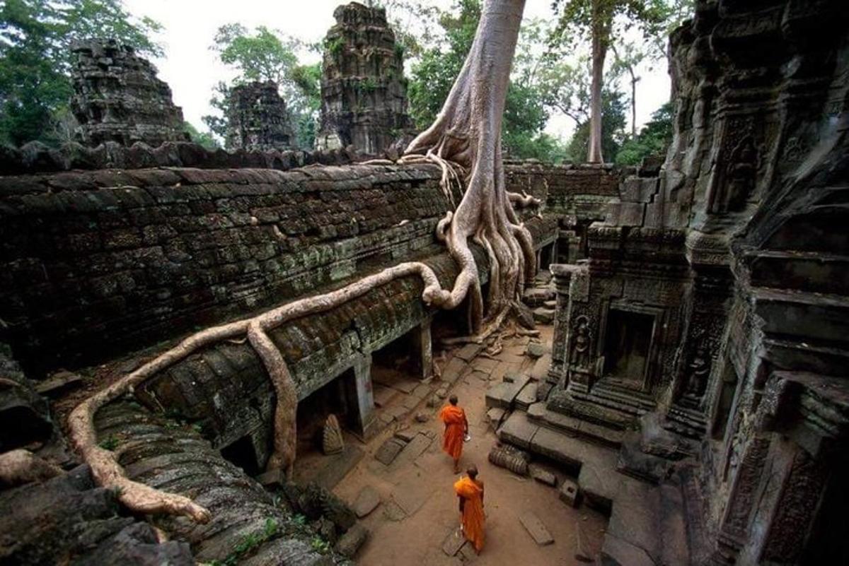 Zwei Männer stehen in einem alten Tempel