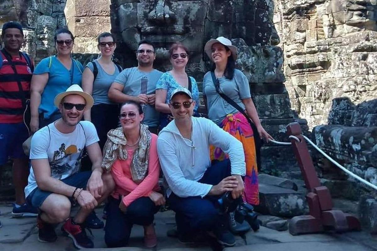 grupp inimesi, kes poseerivad templis pildi jaoks