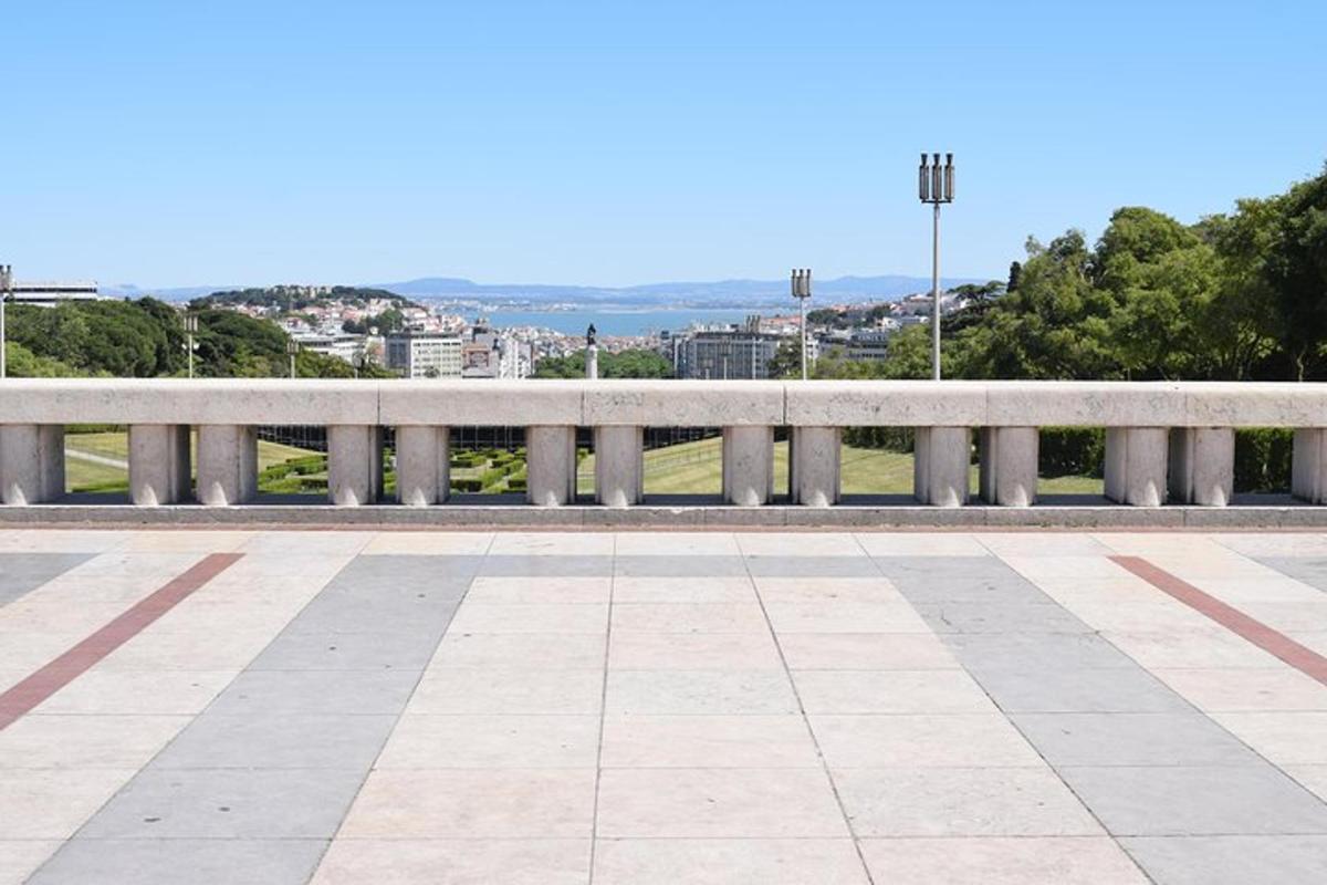 eine Parkbank mit Blick auf eine Stadt