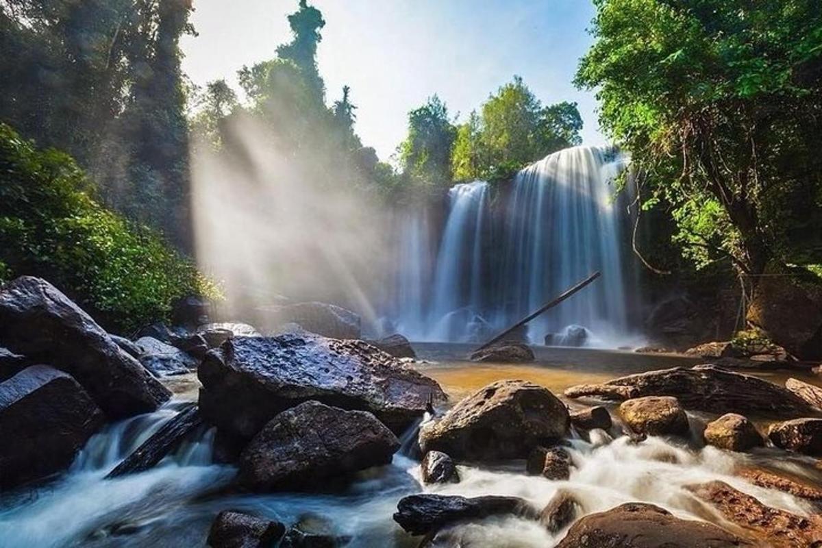 una cascata in mezzo a un fiume con rocce
