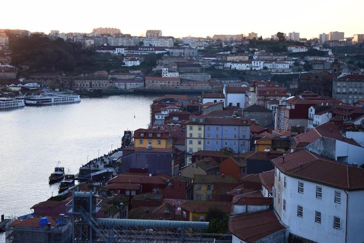 μια θέα μιας πόλης με ένα ποτάμι και κτίρια