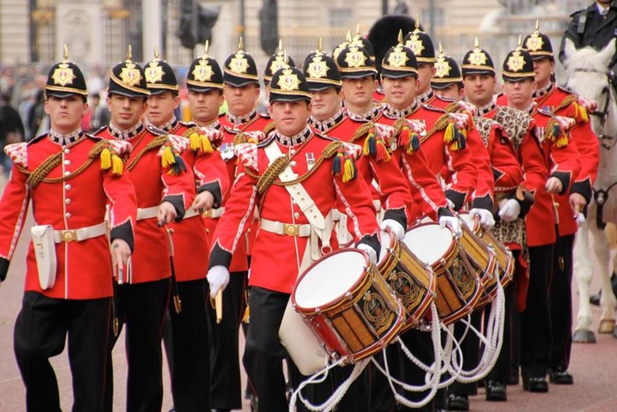 un gruppo di soldati in uniforme rossa con tamburi