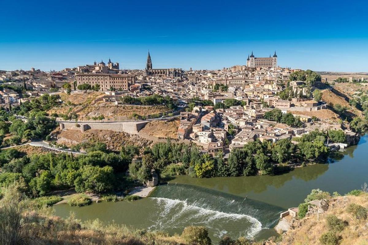 una vista aerea di una città con un fiume