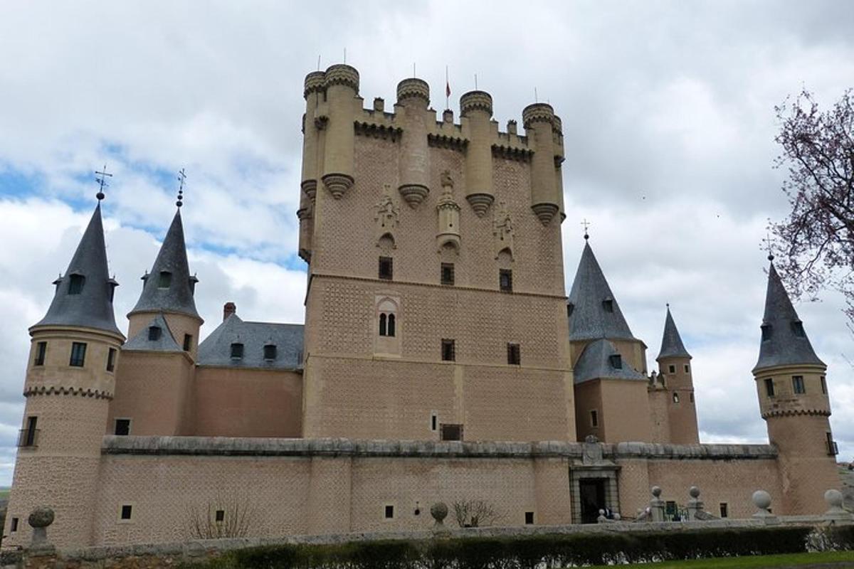 un castello con torrette e torri in cima