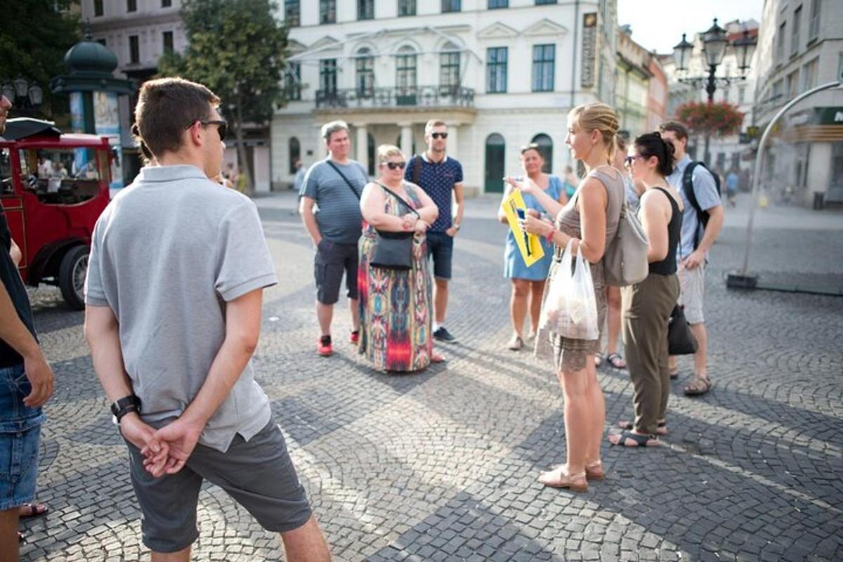 skupina lidí stojících na ulici