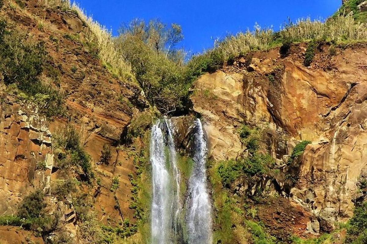 air terjun di sisi gunung