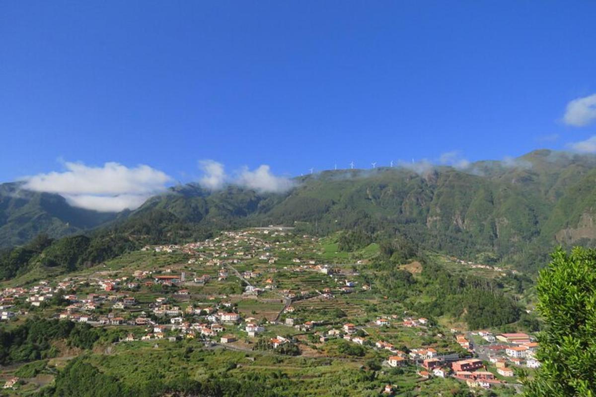 malé mesto na kopci s horami