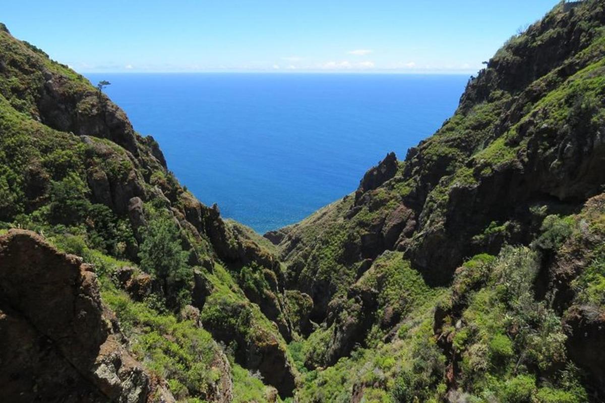 pemandangan laut dari gunung