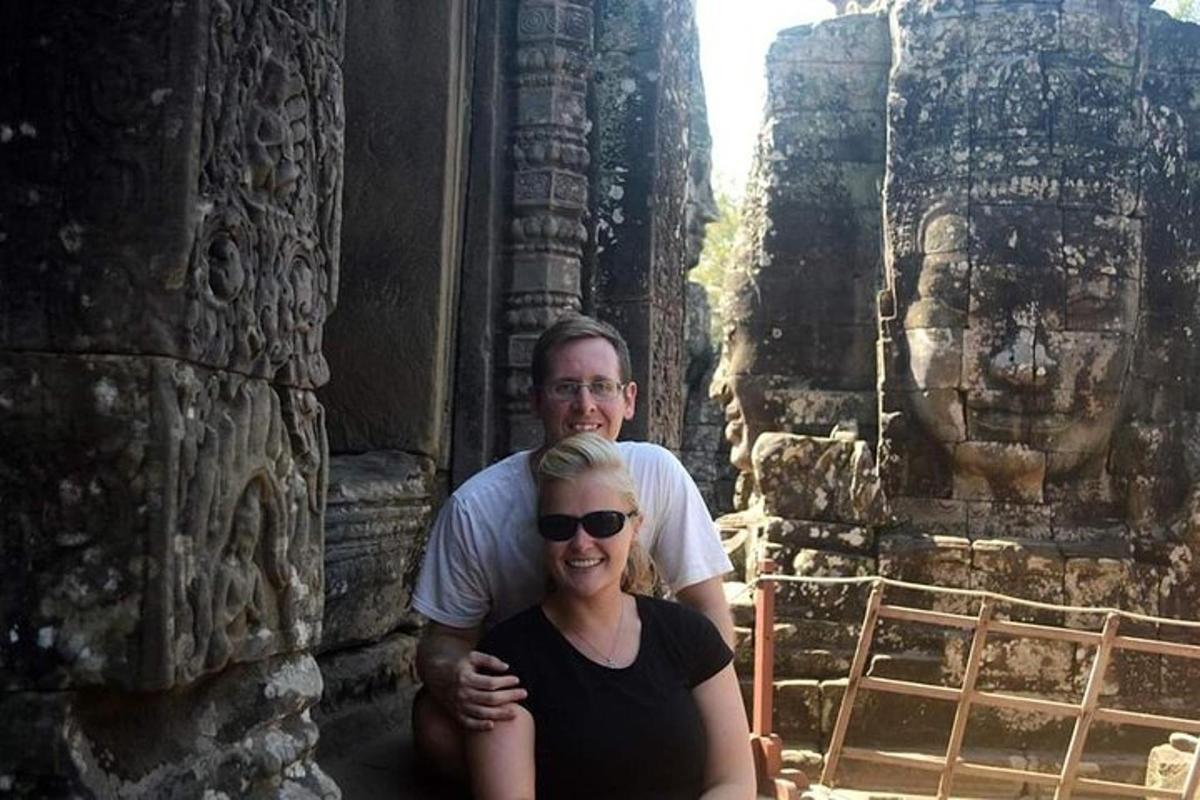 ein Mann und eine Frau posieren vor einem Tempel
