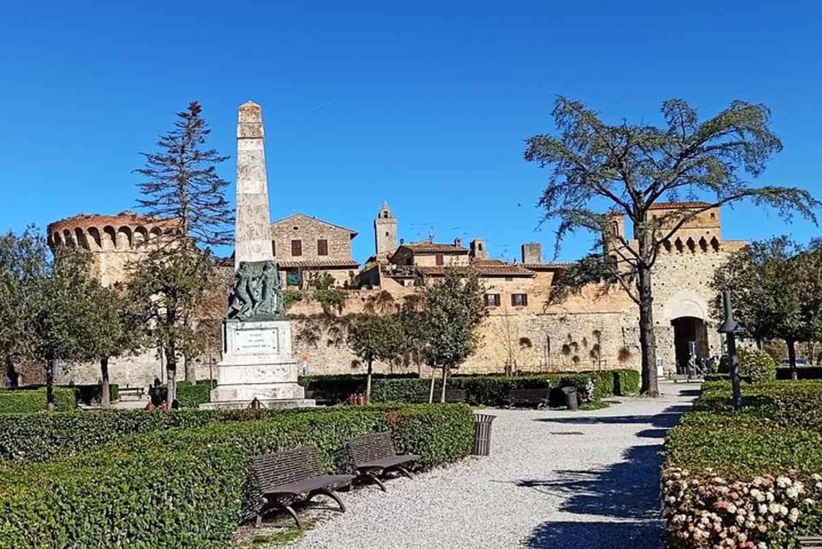 un edificio con un monumento di fronte a un parco