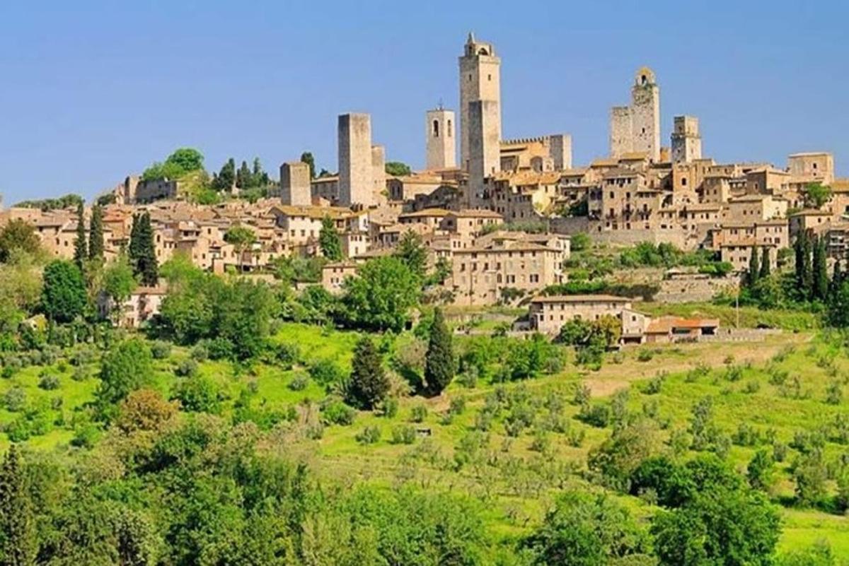 una città in cima a una collina con una città