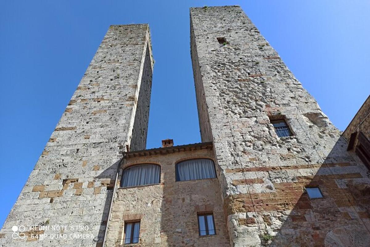 due torri di un edificio con un cielo azzurro sullo sfondo