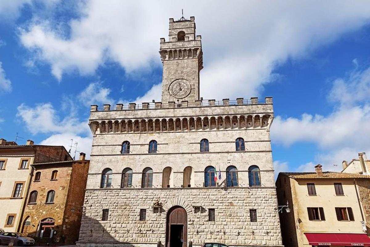 um edifício com uma torre do relógio no topo