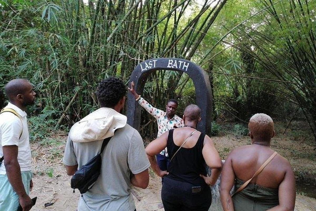 un gruppo di persone in piedi attorno a un cartello che dice nuova fede